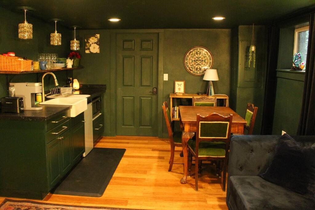 Heart Of Woodstock, 10 Min Walk To Reed, With Private Garage! Apartment Portland Bagian luar foto
