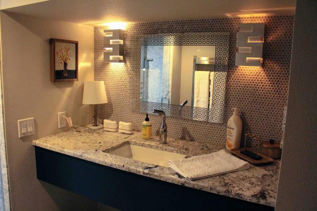 Heart Of Woodstock, 10 Min Walk To Reed, With Private Garage! Apartment Portland Bagian luar foto